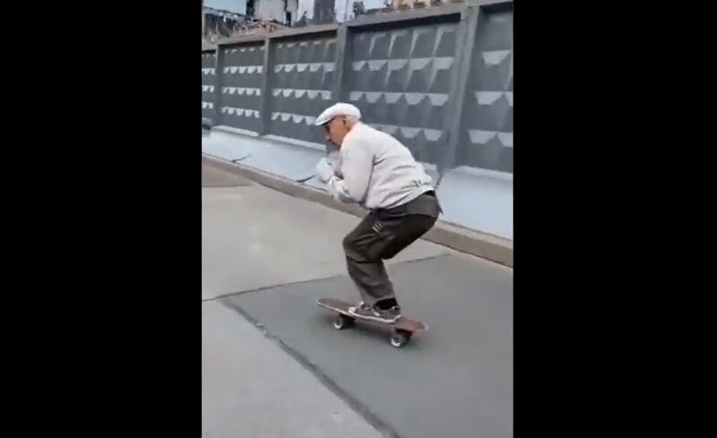 Vídeo que mostra idoso andando de skate a toda velocidade surpreende internautas; assista