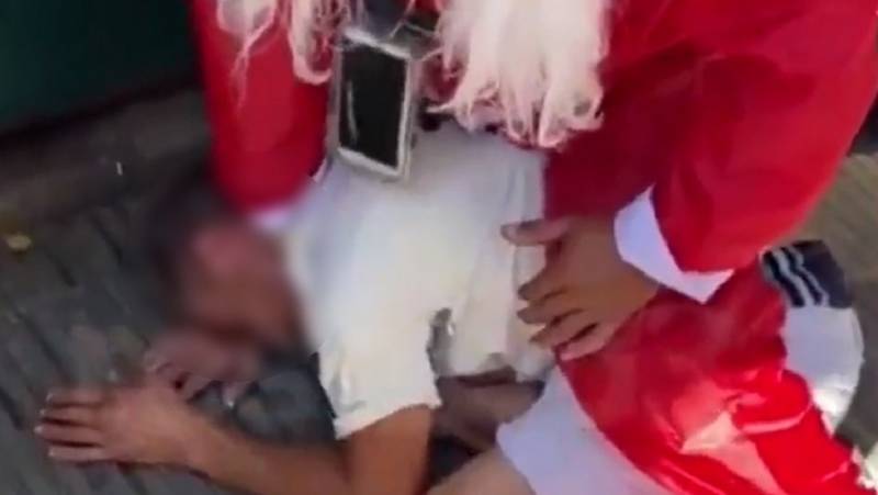 Papai Noel captura ladrão que roubou bolsa de mulher