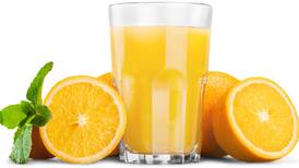 Bebidinha caseira fácil que acelera metabolismo: suco de couve com laranja para emagrecer