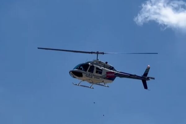 R$ 10 mil jogados de helicóptero para banhistas: a verdade sobre a chuva de dinheiro que aconteceu em praia neste final de semana