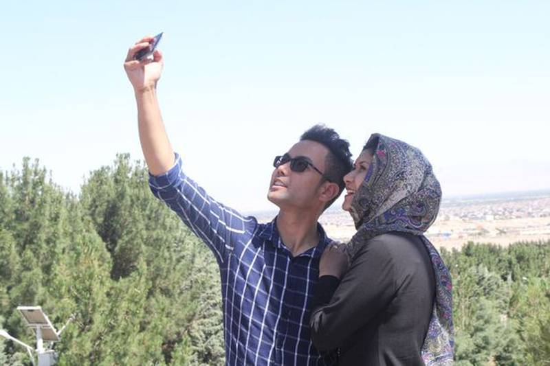 Primeiro casal de YouTubers do Afeganistão teme ser morto pelo Talibã
