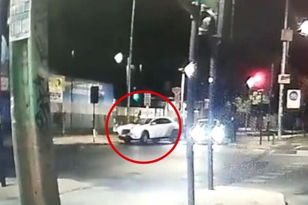 Vídeo registra momento em que mulher atropela sujeito que queria roubar seu carro