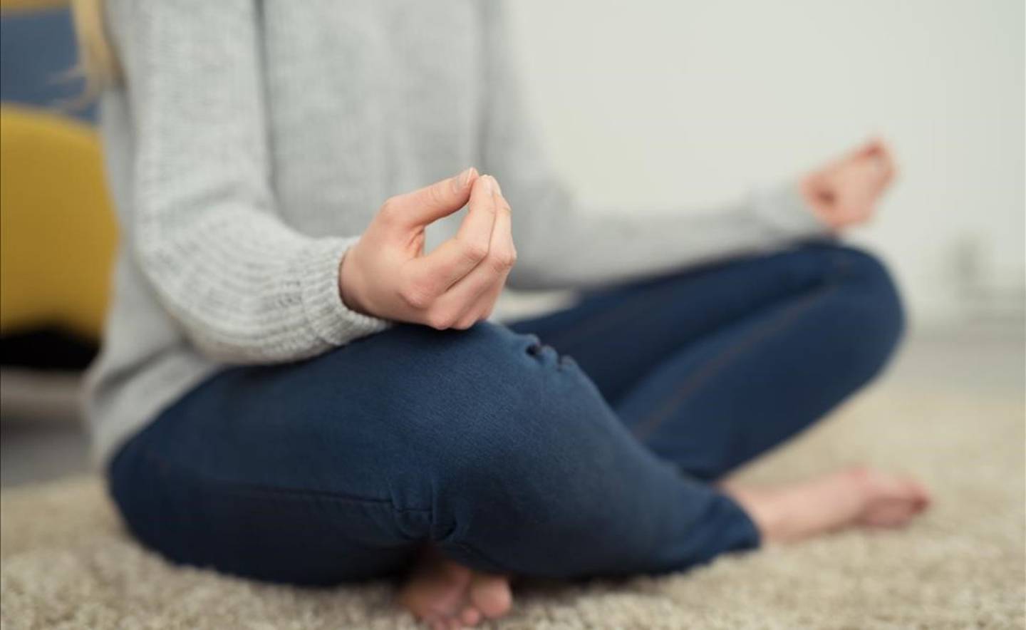 La meditación ayuda a calmar los nervios.