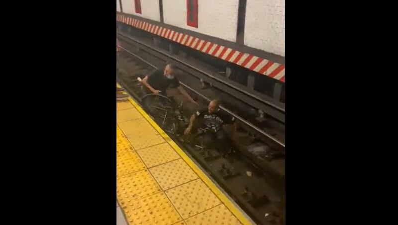 Herói do dia: Homem salta em trilho de metrô para salvar cadeirante; veja vídeo