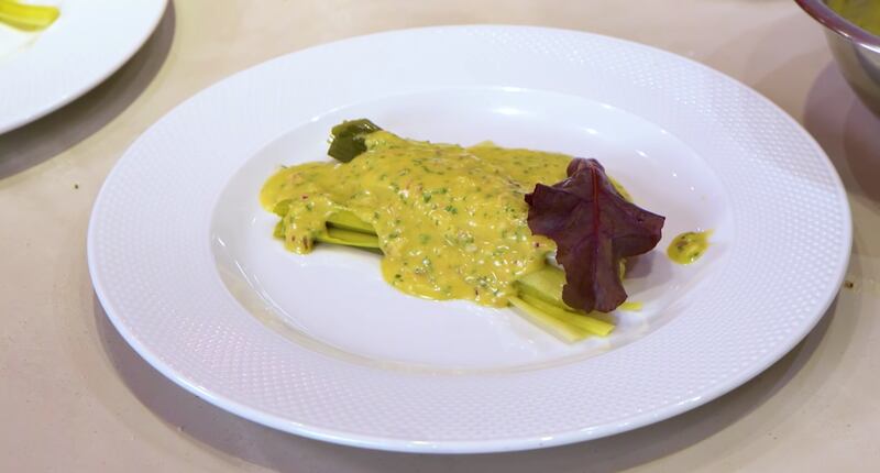 Deliciosa receita vegetariana de alho-poró com vinagrete francês para fazer em casa facilmente