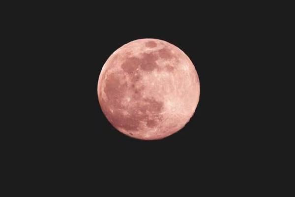 Assim será possível ver a “Lua Cheia Rosa” em todo o país nesta terça-feira
