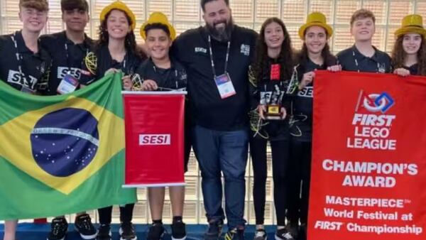 Estudantes brasileiros dominam torneio mundial de robótica