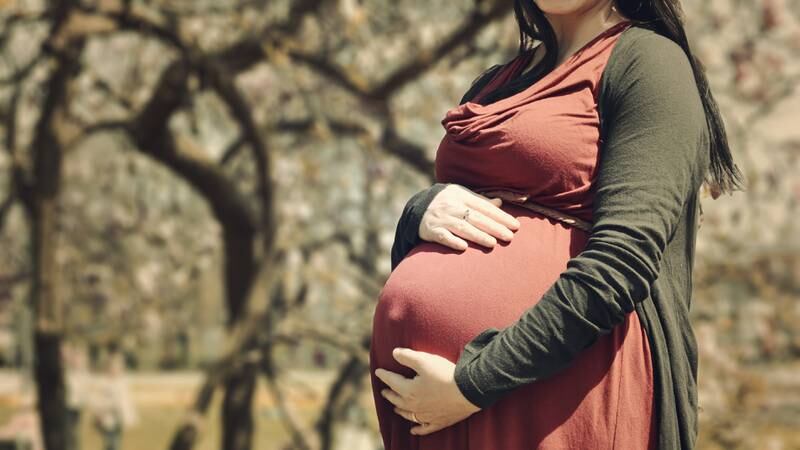 Mulher grávida é repreendida por estranho na rua