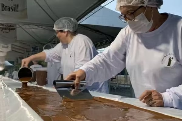 Cidade celebra 90 anos com a maior barra de chocolate do Brasil