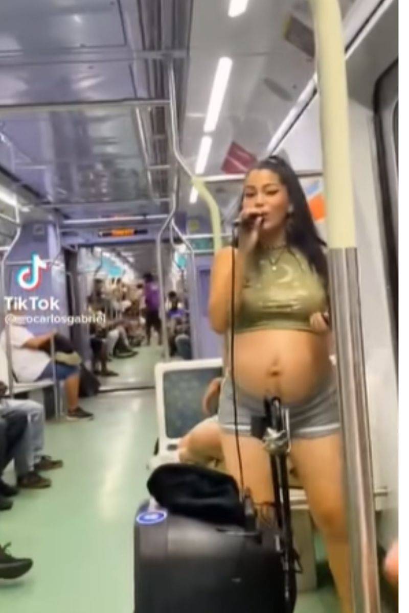 Jovem viraliza cantando Anitta em trem