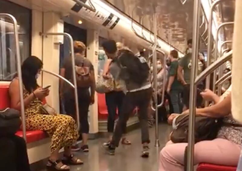 Mulher é brutalmente agredida em metrô após pedir que cantor utilizasse máscara