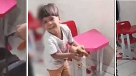 Vídeo: menino de 4 anos viraliza após levar galinha para a escola na mochila