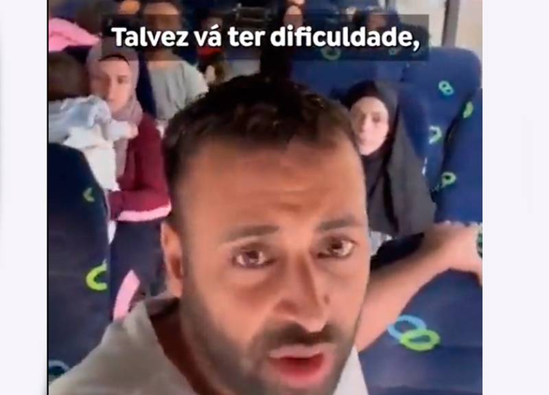 Grupo de brasileiros segue de ônibus para a fronteira com Egito