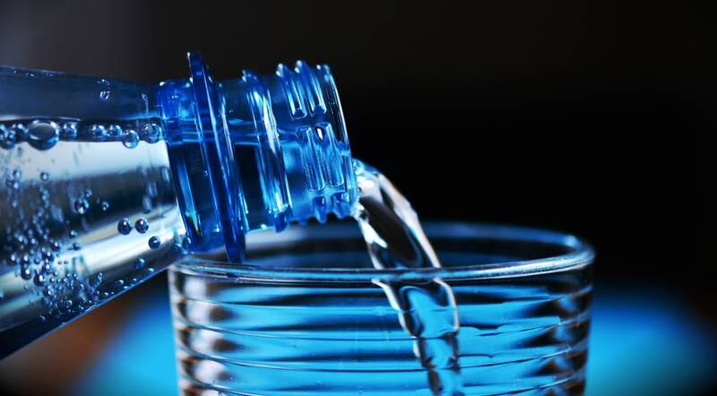 O que a água com gás pode fazer para o nosso corpo?