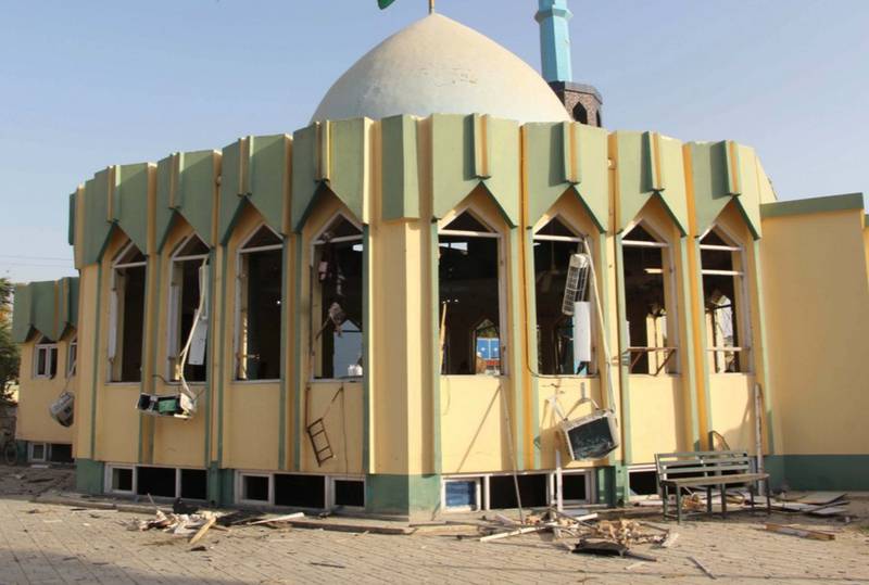 Homem-bomba mata e fere dezenas em mesquita