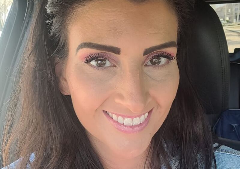 Se seu objetivo é parecer mais jovem, a guru da maquiagem Nicole Burant, 40 anos e mãe, mostra como você pode utilizar truques para literalmente esconder sua idade.