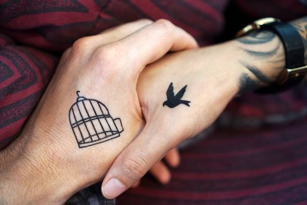 Homem ‘destrói’ tatuagem de amiga ao fazer um desenho combinando com o dela