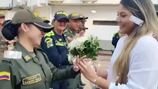 O amor não morreu: o romântico pedido de casamento a uma policial foi registrado em vídeo