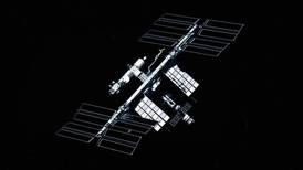 Fotógrafo registra imagens da Estação Espacial Internacional da NASA passando em frente ao Sol