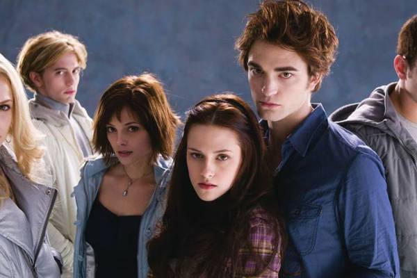 Reunião do Crepúsculo! Atores se reúnem para uma nova ‘foto de família’ dos Cullen e assim eles parecem