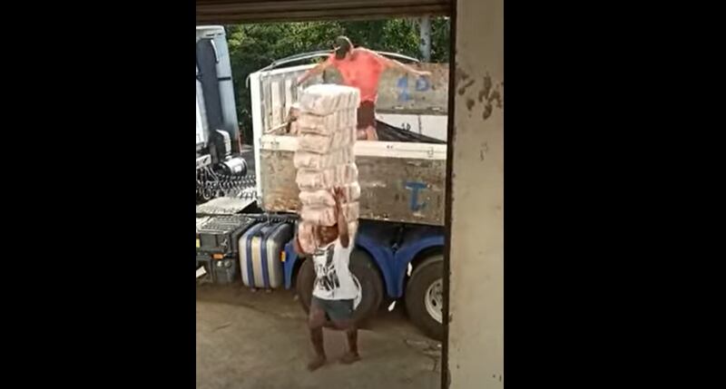 É o Superman? Homem mostra em vídeo como faz para carregar 240 kg de arroz; assista