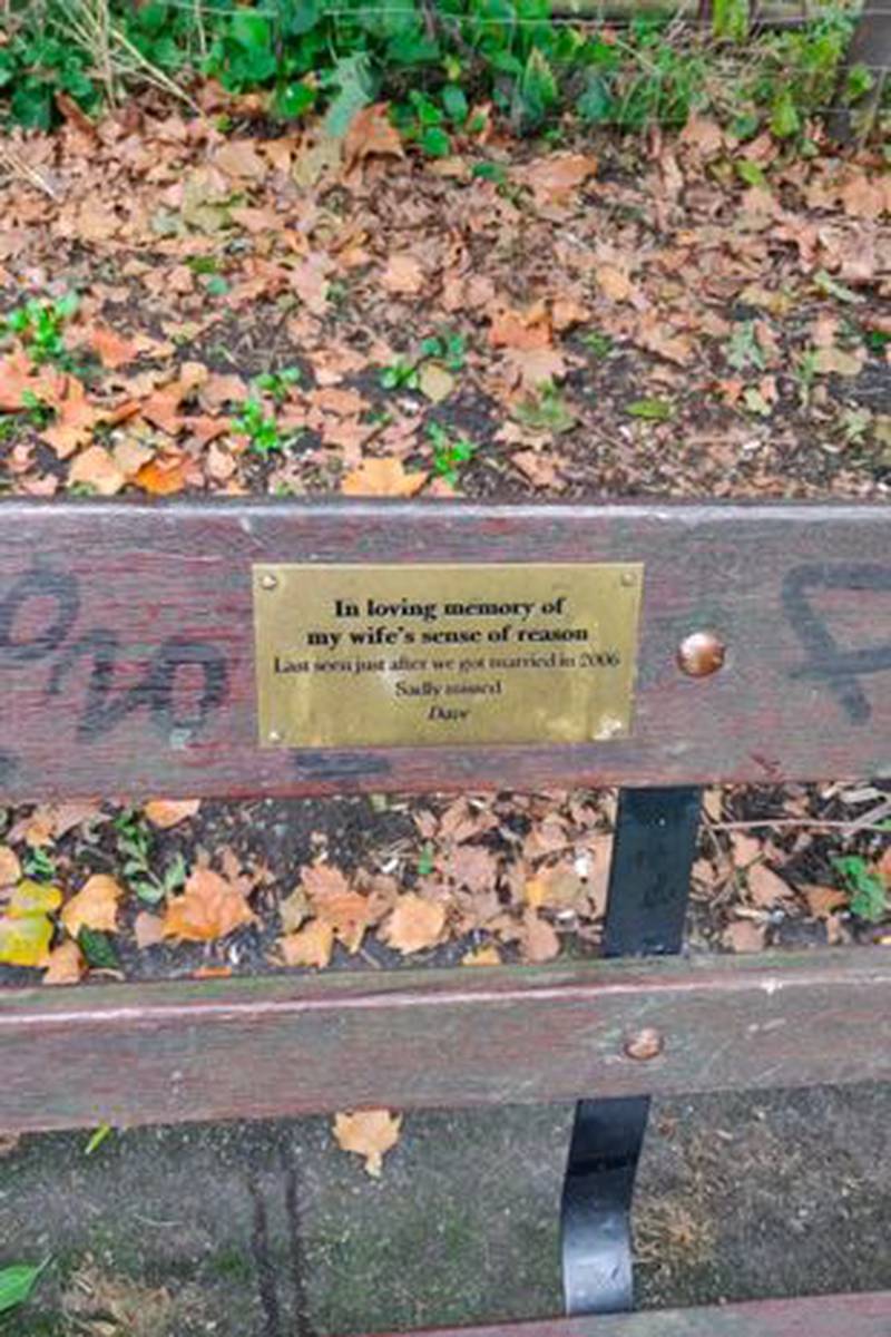 Homem deixa placa memorial inusitada em banco de parque