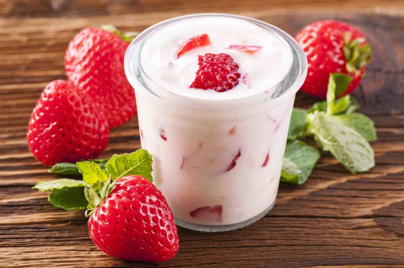 Aqui está a receita de iogurte caseiro de morango super fácil de fazer e econômica
