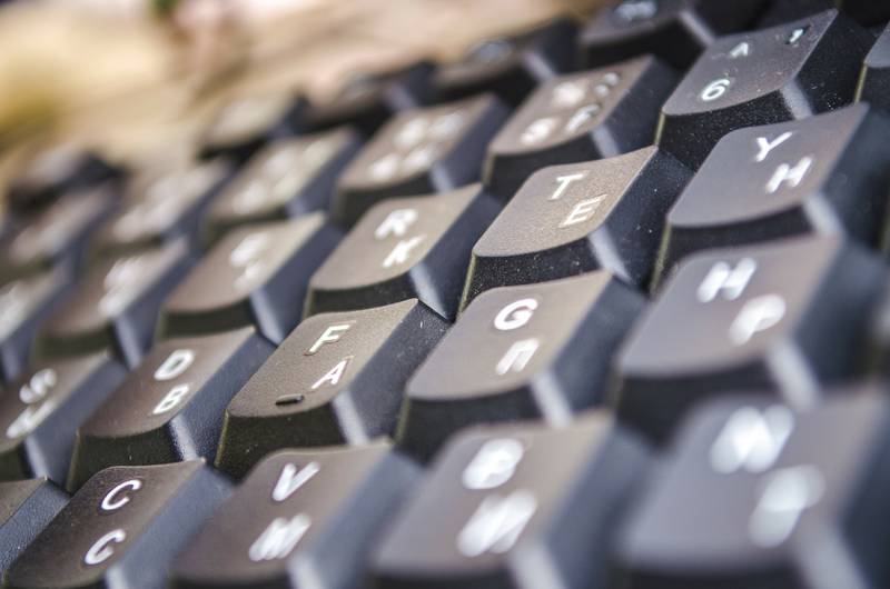 Como limpar o teclado do computador de forma simples?