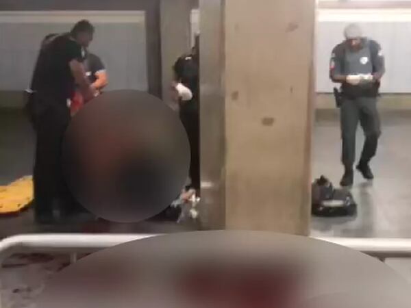 Homem é baleado por bombeiro após pular catraca do Metrô de SP; imagens fortes mostram socorro