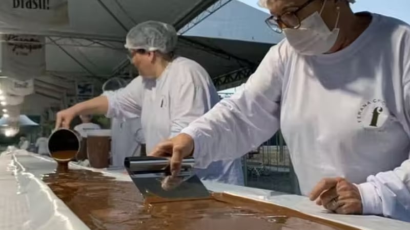 Cidade celebra 90 anos com a maior barra de chocolate do Brasil