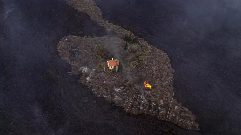 ‘Casa milagre’ permanece intacta em meio a lava