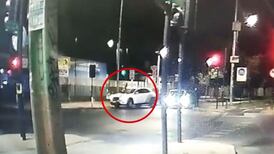 Vídeo registra momento em que mulher atropela sujeito que queria roubar seu carro