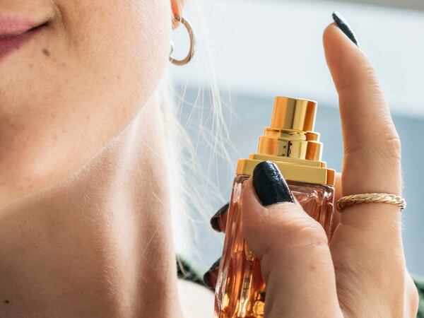 Parou de "cheirar" o seu perfume? O truque dos especialistas para evitar se acostumar com o mesmo aroma