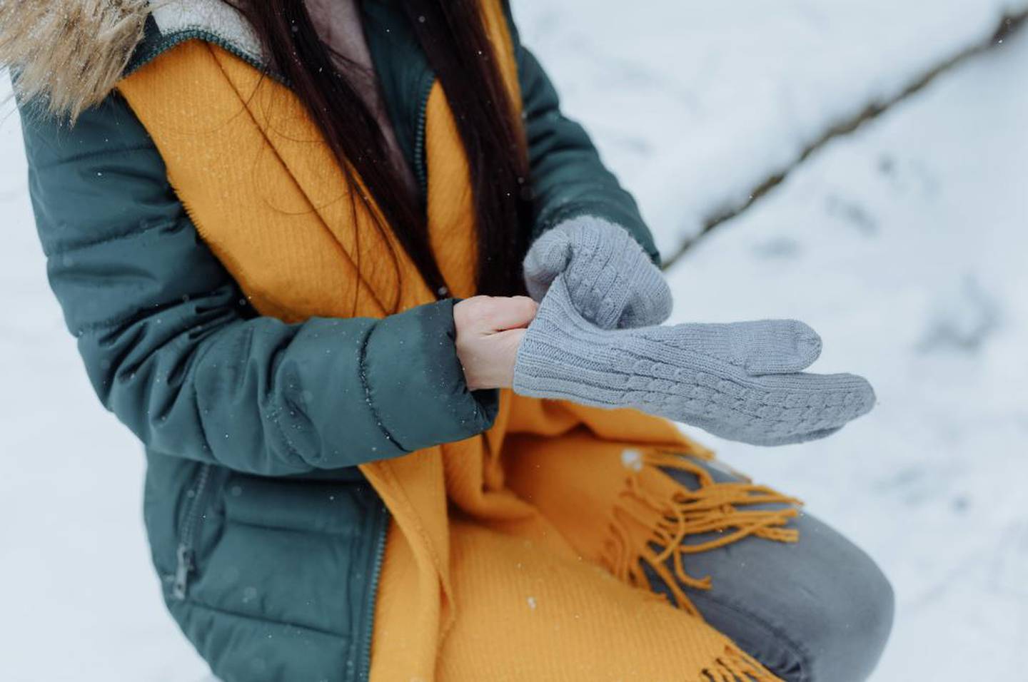 Usar guantes funciona como barricada que impide que el frío despoje a tus uñas de su humectación natural