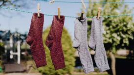 Esta é a misturinha ‘secreta’ para acabar de vez com as meias coloridas encardidas