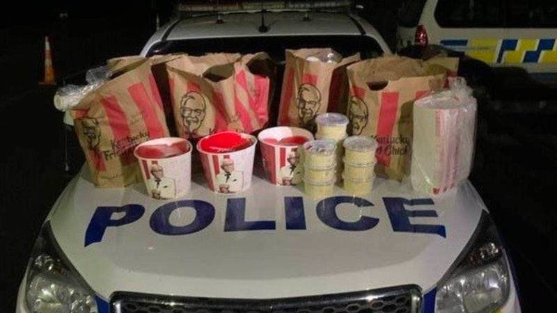 Homens foram pegos furando ‘fronteira’ de contenção do Covid-19 com dinheiro diversos pedidos do KFC