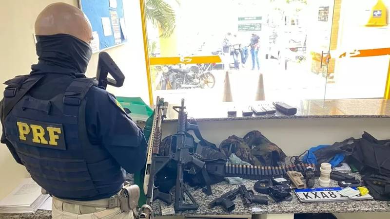 Armas e granadas são apreendidas no Rio