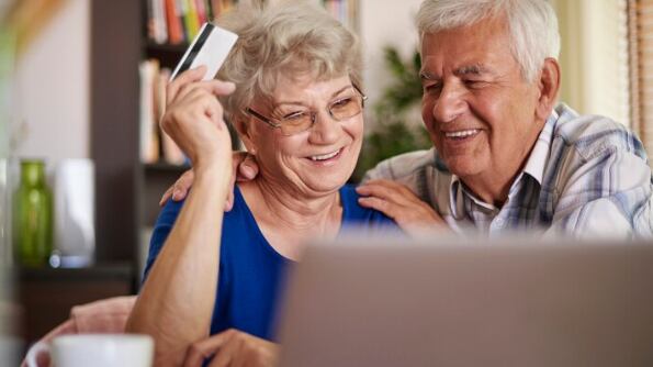 Aposentados e pensionistas do INSS aguardam o 13º salário de 2024 - Foto: Freepik