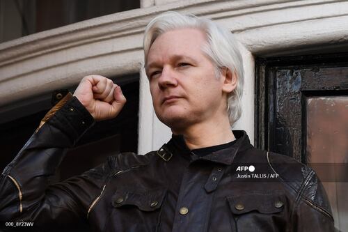 Julian Assange é libertado após cinco anos de prisão na Grã-Bretanha e retorna à Austrália