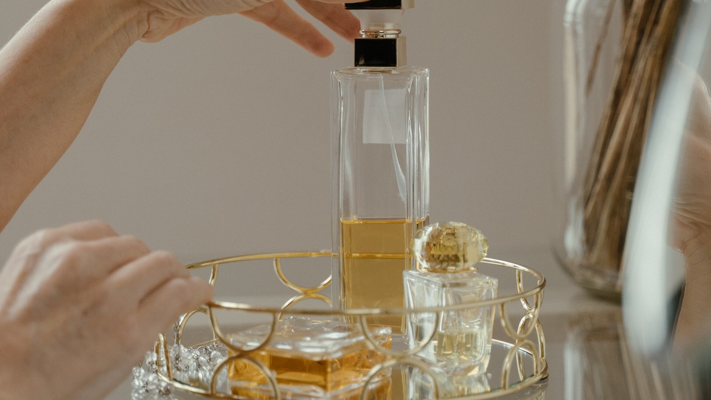 Frasco de perfumes dourados