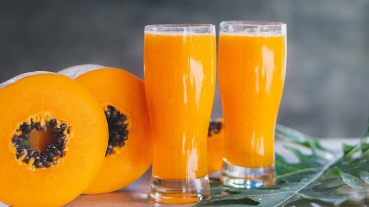 Suco caseiro laxante com aveia e mamão para acabar com o intestino preso