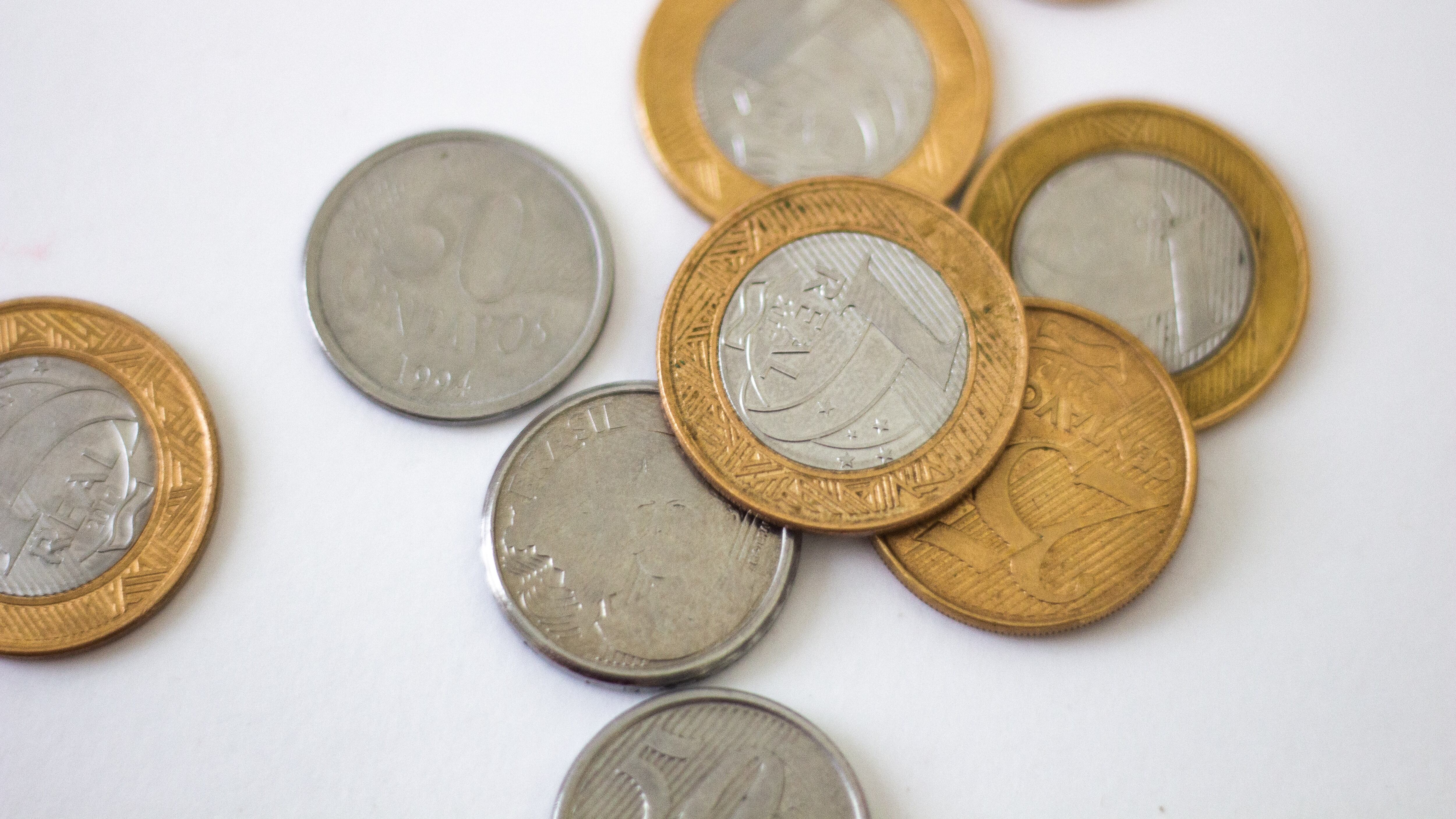 Moedas de 1 real e 50 centavos