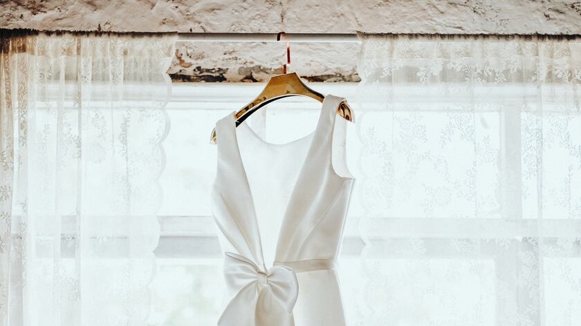 Mulher comemora divórcio colocando fogo em vestido de casamento