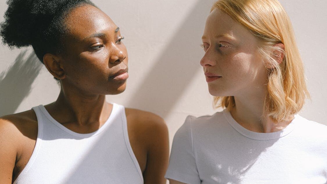 Descubra como transformar o básico em um look incrível e acessível.