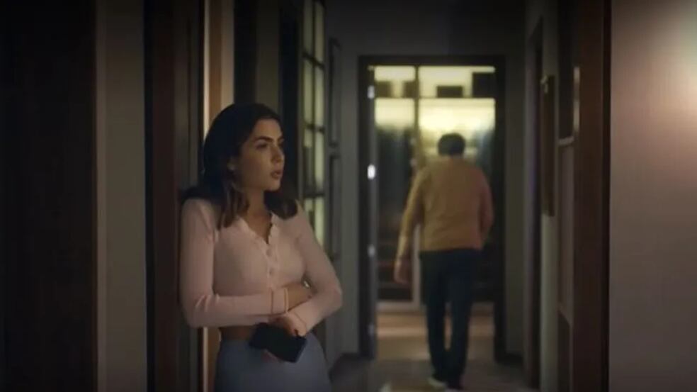 "Travessia": Filha adotiva de Guerra (Humberto Martins), Chiara (Jade Picon) não desconfia que sua certidão de nascimento é falsa