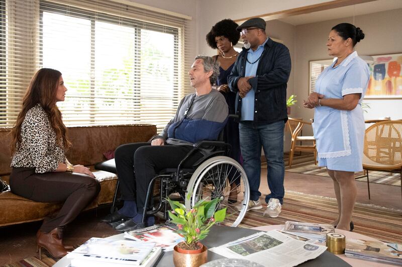 "Travessia": Machucado Stenio ( Alexandre Nero )chega à casa de Helô (Giovanna Antonelli) com Monteiro ( Ailton Graça ) e Laís (Indira Nascimento)