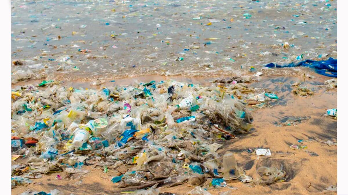 Lixo na praia de Kuta, em Bali