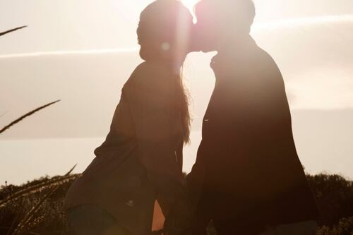 Nada de beijos até o casamento! Casal de namorados se torna viral após garantir que guardarão o primeiro beijo para o casamento