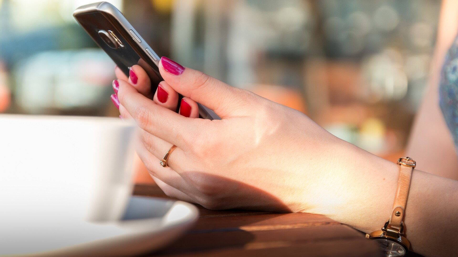 Saiba como evitar golpes em app de relacionamento