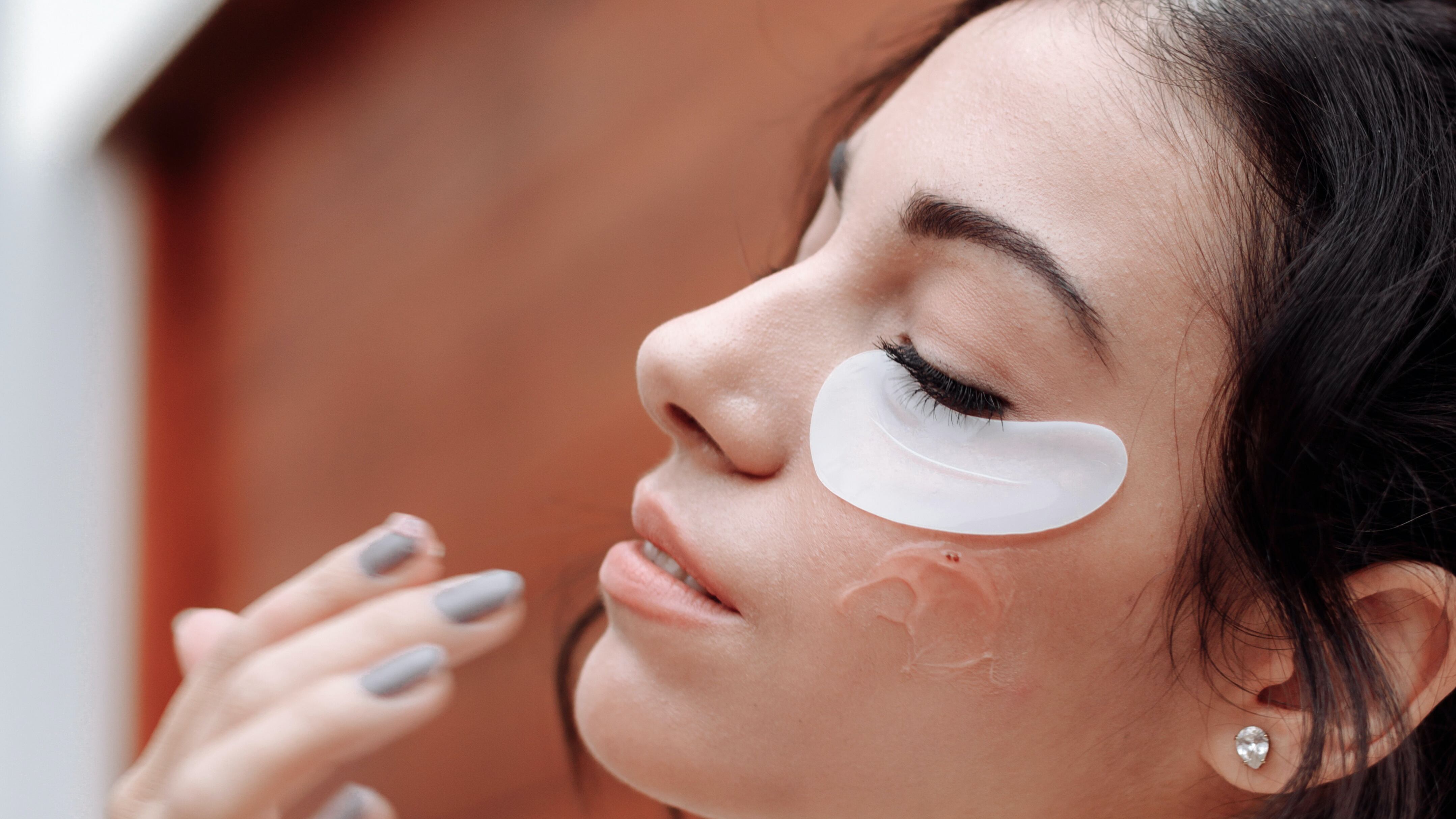 Mulher passando hidratante no rosto